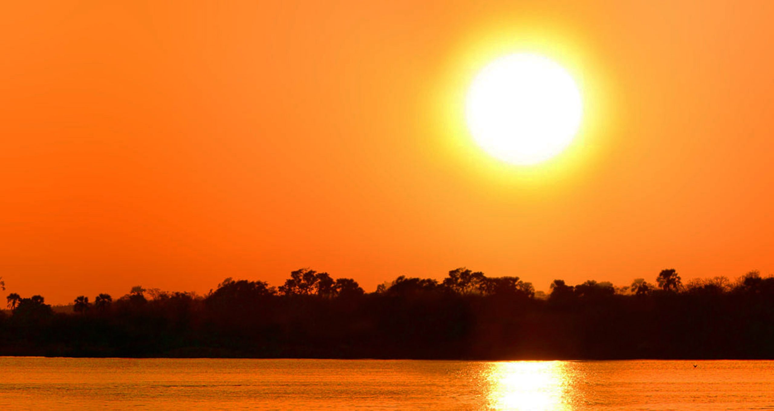 vista-panoramica-del-lago-contra-el-cielo-al-atardecer